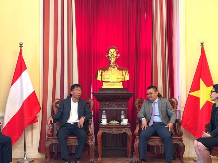  Đồng chí Nguyễn Duy Giảng, Phó Viện trưởng VKSND tối cao và đồng chí Vũ Lê Thái Hoàng, đại sứ Việt Nam tại Áo.