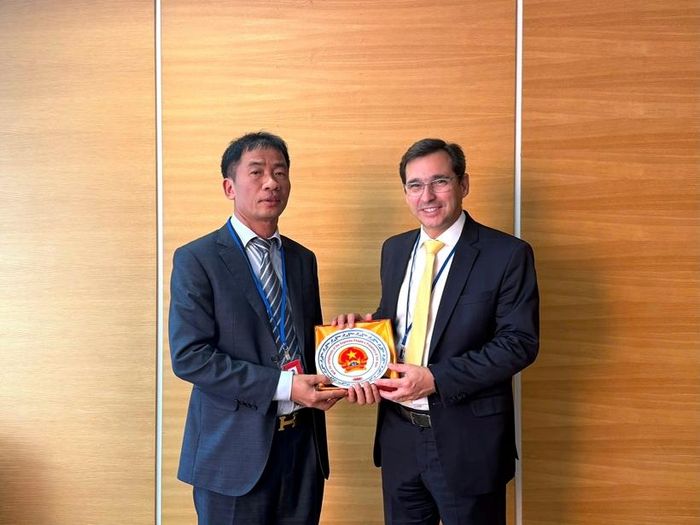  Đồng chí Nguyễn Duy Giảng, Phó Viện trưởng VKSND tối cao Việt Nam và ngài Flavio Jose Roman, Phó Tổng Chưởng lý Bra-xin.