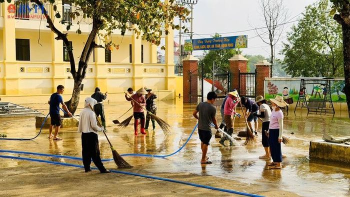 Sáng 27/8, cán bộ, giáo viên trường Tiểu học Gia Viễn dọn dẹp trường sau lũ chuẩn bị cho năm học mới.
