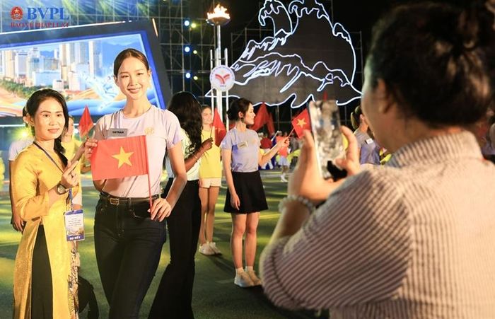   Người đẹp tham dự vòng chung kết Miss World 2026 chụp ảnh lưu niệm với người dân địa phương. Ảnh: NH.
