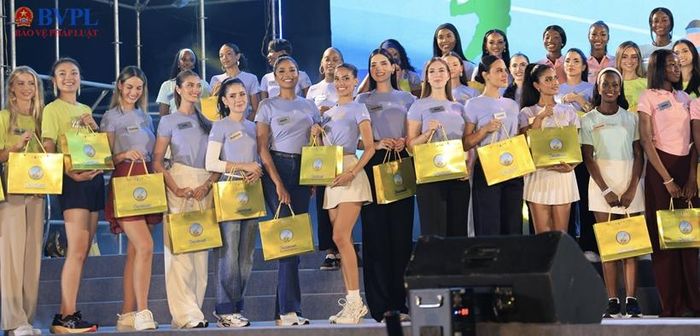  Các người đẹp tham dự vòng chung kết Miss World 2026 nhận quà của tỉnh Khánh Hòa. Ảnh: NH.