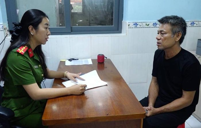  Cán bộ điều tra làm việc với Đặng Đình Bẩy. Ảnh: Công an TP Hồ Chí Minh