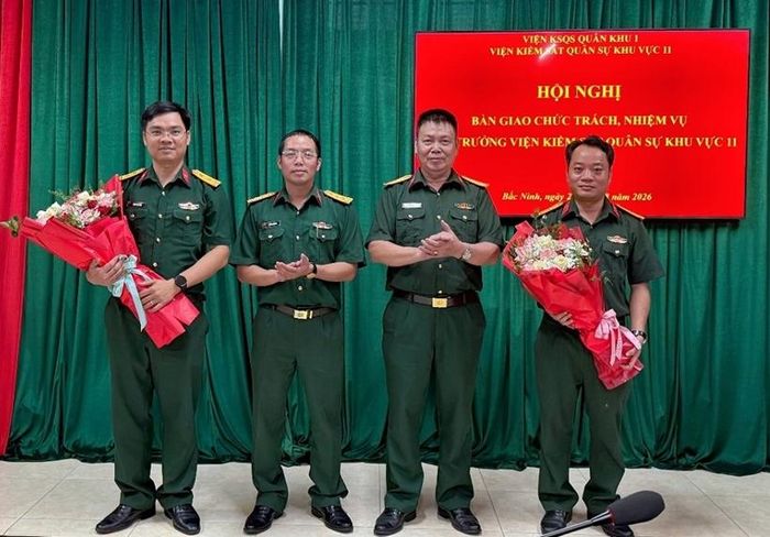 Lãnh đạo VKSQS Quân khu 1 tặng hoa chúc mừng.