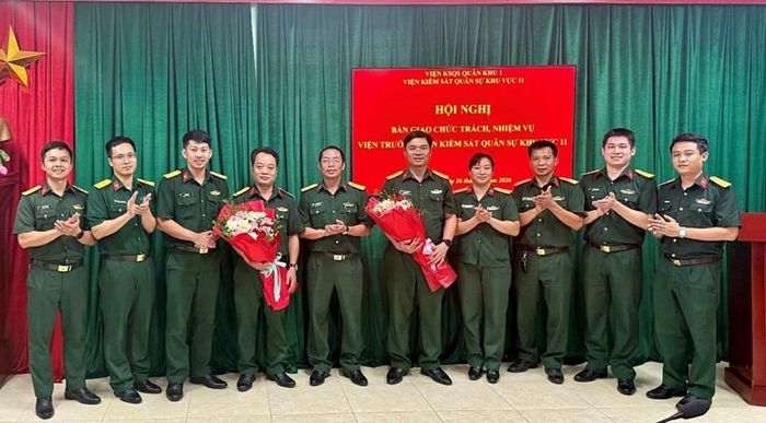 Lãnh đạo VKSQS Quân khu 1 tặng hoa chúc mừng .