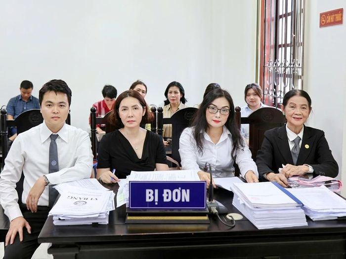  Bị đơn và các luật sư trong vụ án tranh chấp tài sản khi ly hôn lên đến hàng nghìn tỉ đồng.