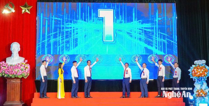 Các đại biểu thực hiện nghi lễ khai trương Trung tâm Điều hành thông minh xã Nghi Lộc. Ảnh: Văn Lê