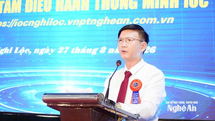 Đồng chí Nguyễn Bá Điệp - Phó Bí thư Đảng ủy, Chủ tịch UBND xã phát biểu tại lễ khai trương. Ảnh: Văn Lê