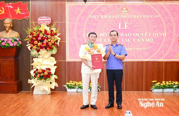 Đồng chí Hồ Đức Anh - Phó Viện trưởng Thường trực VKSND tối cao trao quyết định bổ nhiệm Phó Viện trưởng Viện Kiểm sát nhân dân tỉnh Nghệ An. Ảnh: Thành Cường