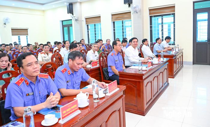 Các đại biểu dự lễ công bố quyết định về công tác cán bộ Viện Kiểm sát nhân dân tỉnh Nghệ An. Ảnh: Thành Cường