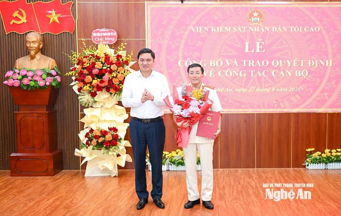 Đồng chí Hoàng Nghĩa Hiếu - Phó Bí thư Thường trực Tỉnh ủy, Chủ tịch HĐND tỉnh tặng hoa chúc mừng tân Phó Viện trưởng Viện kiểm sát nhân dân tỉnh Nghệ An. Ảnh: Thành Cường
