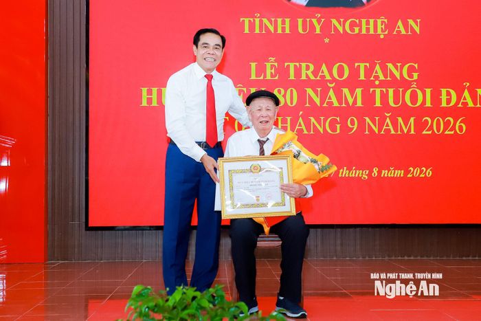 Chủ tịch UBND tỉnh Võ Trọng Hải trao quyết định, giấy chứng nhận, tặng hoa chúc mừng đồng chí Hoàng Ngọc Túy. Ảnh: Thành Duy