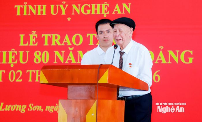 Đồng chí Hoàng Ngọc Túy xúc động phát biểu tại Lễ trao Huy hiệu 80 năm tuổi Đảng. Ảnh: Thành Duy