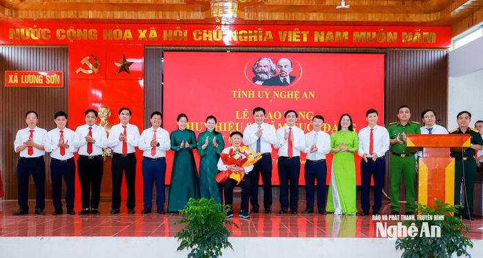 Các đồng chí lãnh đạo các ban, sở, ngành và Ban Thường vụ Đảng ủy xã Lương Sơn chúc mừng đồng chí Hoàng Ngọc Túy. Ảnh: Thành Duy