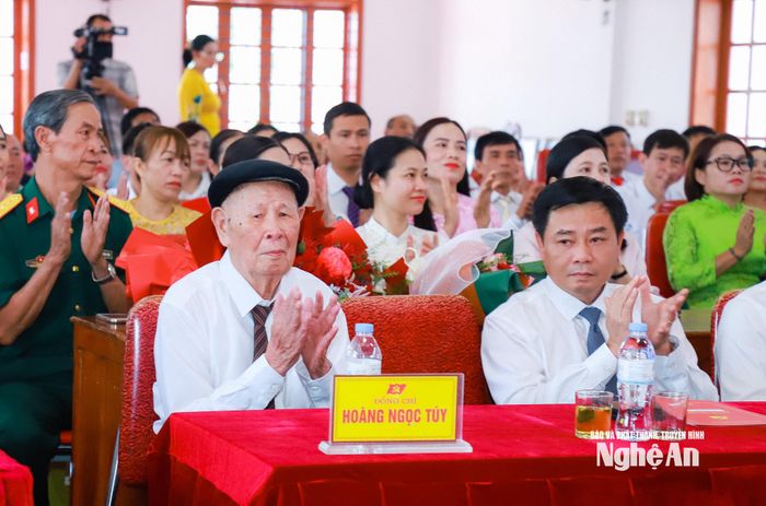 Đồng chí Hoàng Ngọc Túy là cán bộ tiền khởi nghĩa, năm nay tròn 99 tuổi đời và 80 năm tuổi Đảng. Ảnh: Thành Duy