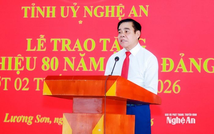 Chủ tịch UBND tỉnh Võ Trọng Hải phát biểu chúc mừng đồng chí Hoàng Ngọc Túy. Ảnh: Thành Duy