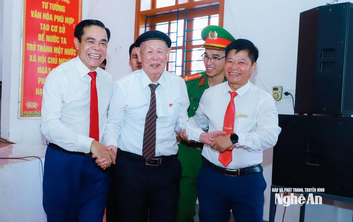 Chủ tịch UBND tỉnh Võ Trọng Hải và lãnh đạo Đảng ủy xã Lương Sơn chúc mừng đồng chí Hoàng Ngọc Túy vinh dự nhận phần thưởng cao quý của Đảng. Ảnh: Thành Duy