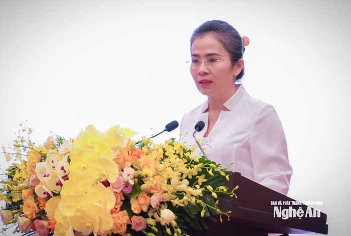 Đồng chí Võ Thị Minh Sinh - Phó Bí thư Tỉnh ủy, Chủ tịch Ủy ban MTTQ Việt Nam tỉnh Nghệ An trình bày tham luận, chia sẻ kinh nghiệm của Nghệ An trong việc lắng nghe, đối thoại, giải quyết những vấn đề người lao động quan tâm. Ảnh: Hoàng Yến