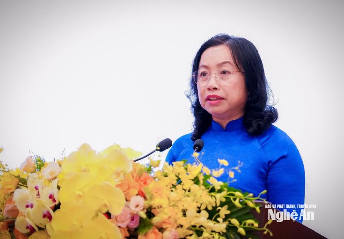 Đồng chí Thái Thu Xương - Phó Chủ tịch Tổng Liên đoàn Lao động Việt Nam báo cáo kết quả thực hiện Nghị quyết số 02-NQ/TW, ngày 12/6/2021 của Bộ Chính trị về “Đổi mới tổ chức và hoạt động của Công đoàn Việt Nam trong tình hình mới”. Ảnh: Hoàng Yến