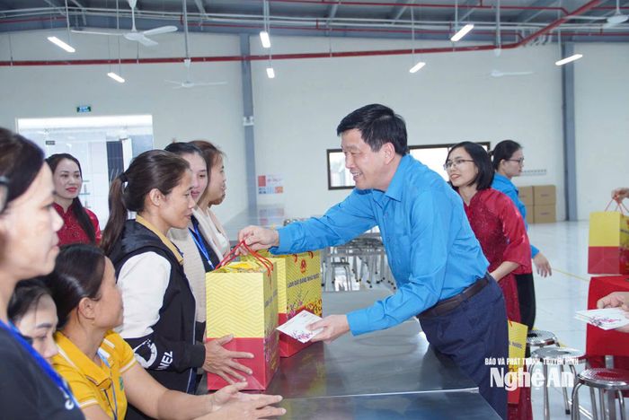 Đồng chí Kha Văn Tám - Ủy viên Ban Chấp hành Tổng Liên đoàn Lao động Việt Nam, Chủ tịch Liên đoàn Lao động tỉnh Nghệ An trao quà cho các đoàn viên, người lao động có hoàn cảnh khó khăn. Ảnh: Hoàng Yến
