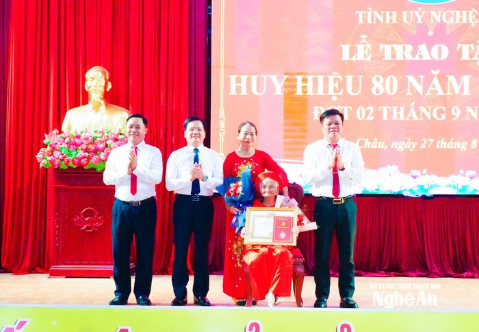 Các đồng chí lãnh đạo xã Đức Châu tặng hoa chúc mừng đảng viên Cao Thị Niêm, sinh hoạt tại Chi bộ Vạn Phú, xã Đức Châu. Ảnh: Mai Hoa