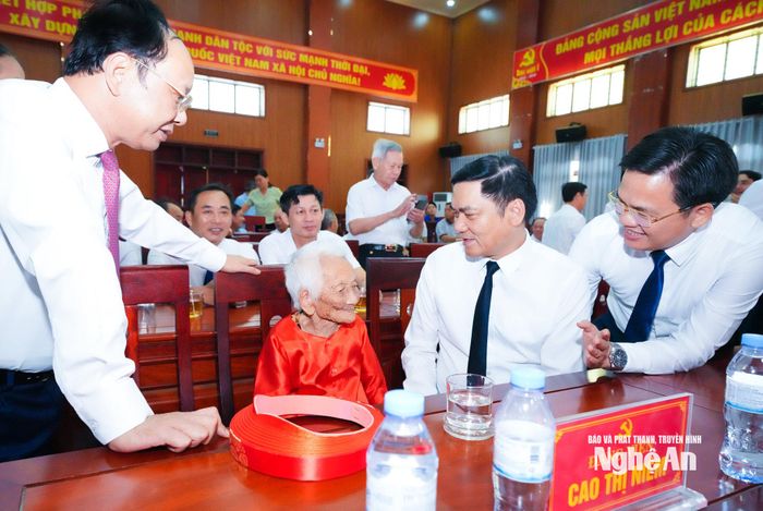 Các đồng chí lãnh đạo tỉnh và xã Đức Châu thăm hỏi sức khỏe đồng chí Cao Thị Niêm, sinh hoạt tại Chi bộ Vạn Phú, xã Đức Châu. Ảnh: Mai Hoa