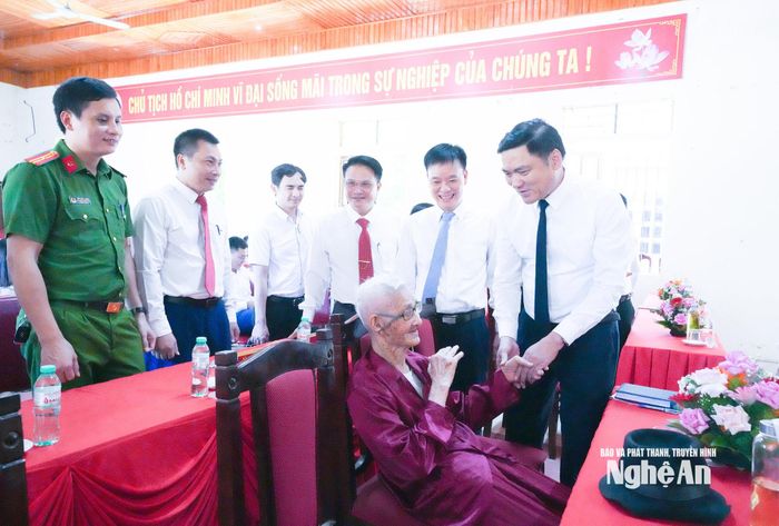 Đồng chí Hoàng Nghĩa Hiếu - Phó Bí thư Thường trực Tỉnh ủy, Chủ tịch HĐND tỉnh và cán bộ xã Quỳnh Thắng thăm hỏi sức khỏe đồng chí Hồ Quang Toản sinh hoạt tại Chi bộ Bến Nghè, xã Quỳnh Thắng. Ảnh: Mai Hoa