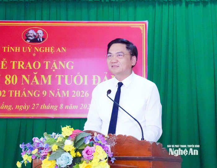 Đồng chí Hoàng Nghĩa Hiếu - Phó Bí thư Thường trực Tỉnh ủy, Chủ tịch HĐND tỉnh phát biểu chúc mừng và bày tỏ sự tri ân sâu sắc đối với các đảng viên lão thành được trao tặng Huy hiệu 80 năm tuổi Đảng đợt 2/9/2026. Ảnh: Mai Hoa