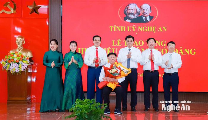Chủ tịch UBND tỉnh Võ Trọng Hải và Trưởng ban Nội chính Tỉnh ủy Hồ Lê Ngọc và lãnh đạo các sở, ban, ngành chúc mừng đồng chí Hoàng Ngọc Túy. Ảnh: Thành Duy