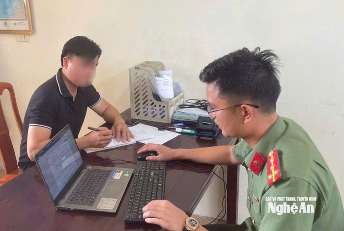 Công an xã Giai Lạc làm việc với trường hợp đăng tải thông tin sai sự thật. Ảnh tư liệu: Quỳnh Trang