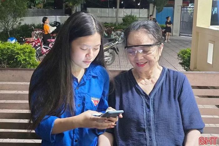 Thời gian qua, các lực lượng công an, đoàn viên thanh niên đã tích cực hướng dẫn người dân sử dụng tài khoản định danh điện tử, ứng dụng công dân số i-HaTinh.