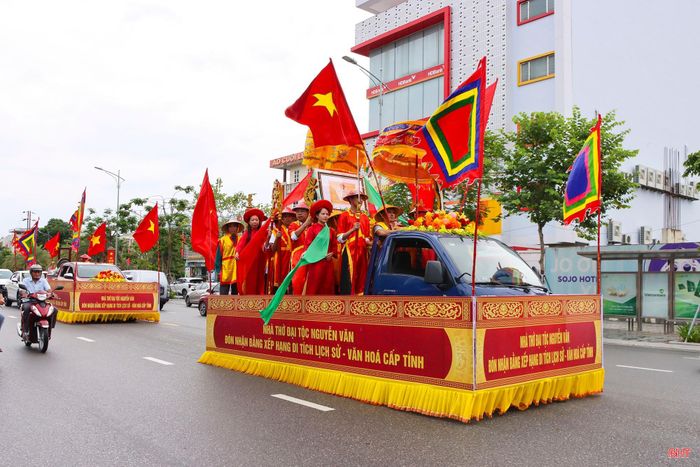 Dòng họ Nguyễn Văn (phường Thành Sen) tổ chức lễ rước bằng xếp hạng di tích lịch sử - văn hóa cấp tỉnh nhà thờ dòng họ nhân dịp rằm tháng Bảy.