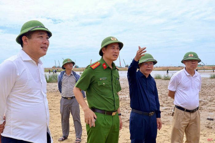Ông Nguyễn Hoài Sơn (thứ hai bên phải sang) có khát vọng xây dựng các xã, phường trở thành đầu tàu kinh tế cho tỉnh nhà.