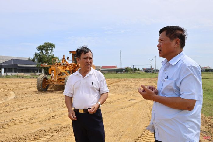 Vì sự phát triển chung, ông Lê Văn Trọng (bên phải) từng giữ chức Trưởng ban Tuyên giáo và Dân vận Huyện ủy Kỳ Anh (cũ) đã tiên phong nhận nhiệm vụ Bí thư Chi bộ TDP Kỳ Hưng.