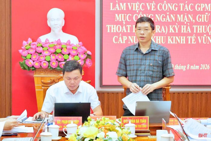 Chủ tịch UBND phường Hải Ninh Trần Bá Toàn và Phó Chủ tịch UBND phường Phạm Danh Hiệp chủ trì công tác giải phóng mặt bằng, triển khai các công trình, dự án.