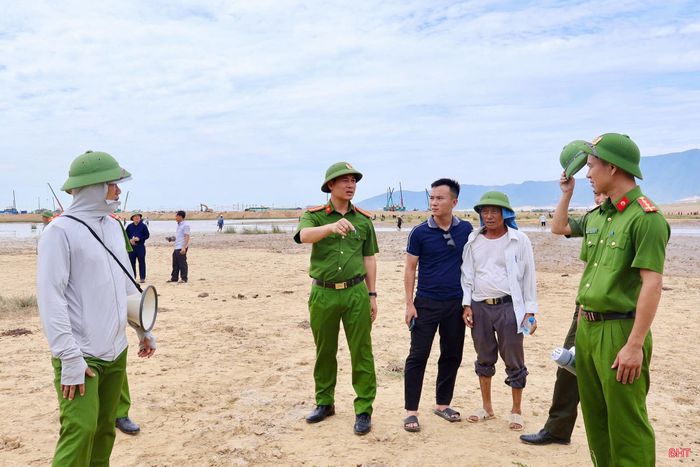Trong bối cảnh nhiều công trình, dự án trọng điểm được triển khai, Công an phường Vũng Áng đã nỗ lực trong việc vừa đảm bảo môi trường đầu tư ổn định, vừa đồng hành cùng cấp ủy, chính quyền phường trong công tác tuyên truyền, vận động GPMB, di dời tái định cư.