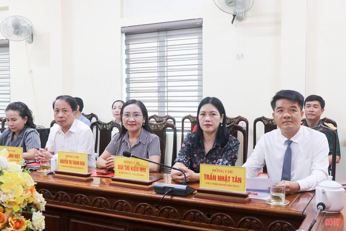 Đại biểu tham dự buổi lễ.