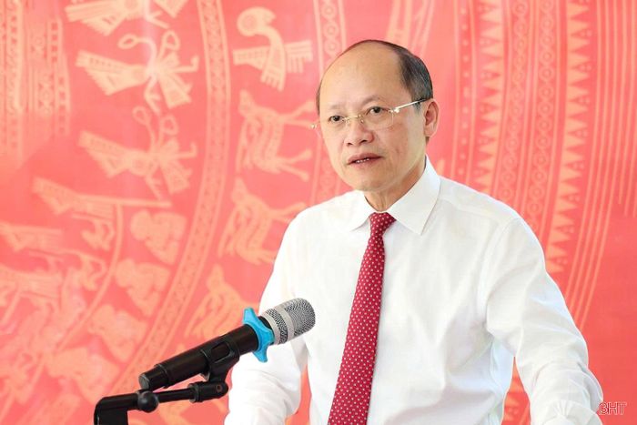 Đồng chí Nguyễn Hồng Lĩnh - Phó Bí thư Thường trực Tỉnh ủy, Chủ tịch HĐND tỉnh phát biểu chúc mừng đồng chí Đặng Tưng.