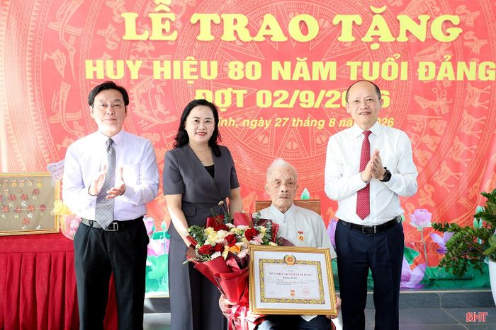  Các đồng chí lãnh đạo tỉnh và xã Cẩm Xuyên tặng hoa chúc mừng đồng chí Đặng Tưng. 