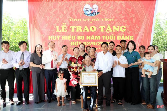 Các đồng chí lãnh đạo tỉnh, lãnh đạo địa phương chụp ảnh lưu niệm cùng đồng chí Đặng Tưng và gia đình, con cháu.