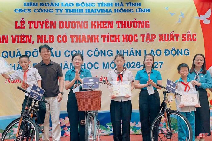 Công đoàn Công ty TNHH Haivina Hồng Lĩnh tuyên dương và tặng quà cho con em công nhân trước thềm năm học mới.
