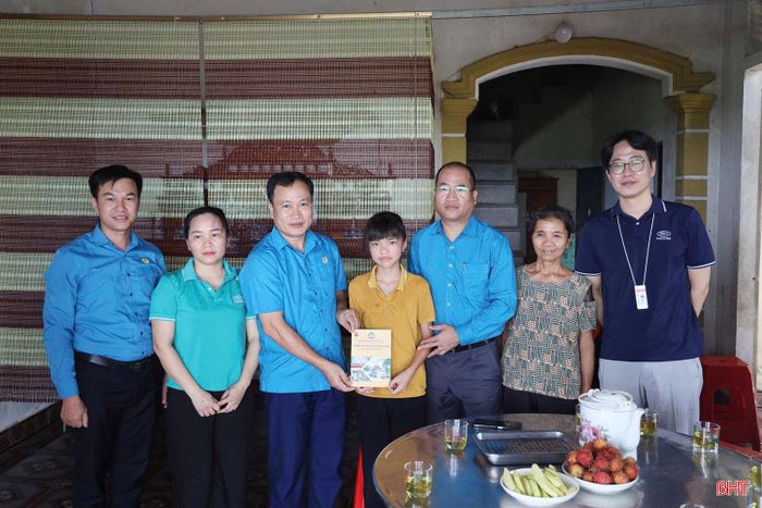 Chương trình “Đỡ đầu con đoàn viên mồ côi hoàn cảnh khó khăn” đã huy động các nguồn lực nhận đỡ đầu 65 cháu trên địa bàn tỉnh.