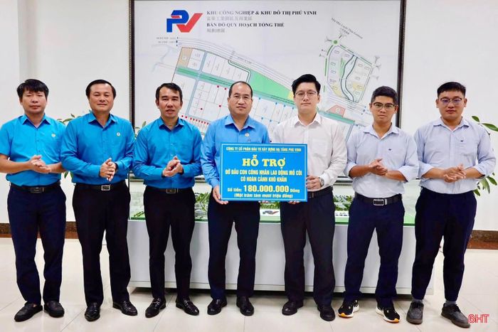  Công ty CP Đầu tư xây dựng hạ tầng Phú Vinh là một trong những đơn vị tích cực đồng hành cùng chương trình của LĐLĐ tỉnh. 