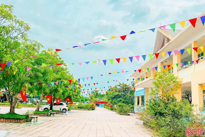 Các trường học khang trang, rực rỡ màu cờ, sẵn sàng cho năm học mới.