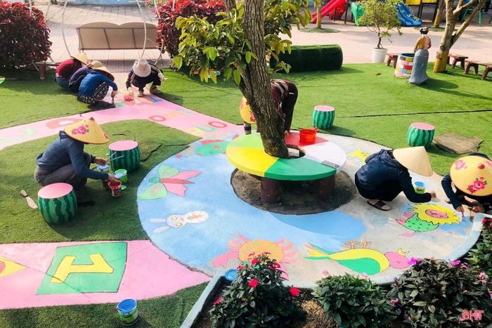Giáo viên Trường Mầm non Xuân Lộc trang trí môi trường ngoài lớp học chuẩn bị đón trẻ trở lại trường.