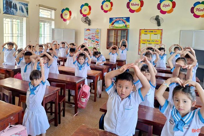 Học sinh lớp 1 Trường Tiểu học Nguyễn Du từng bước thích nghi với môi trường học tập mới.