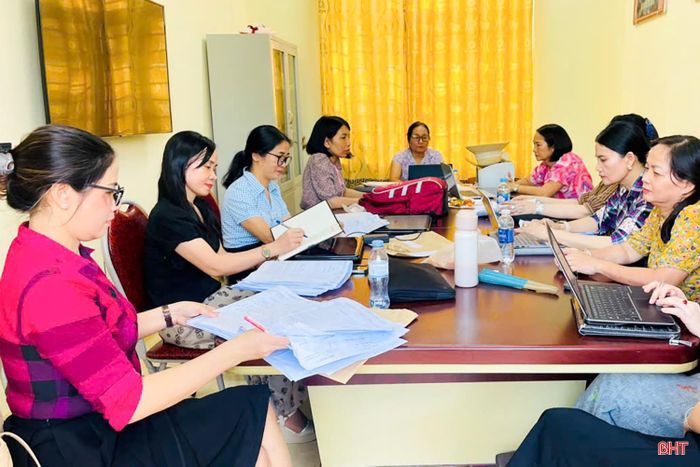 Giáo viên Trường THCS Trung Lương chủ động sinh hoạt chuyên môn, xây dựng kế hoạch dạy học trong năm học mới.