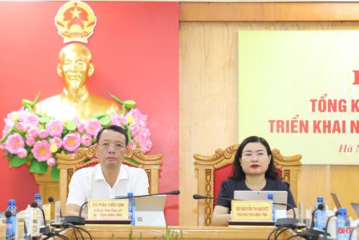 Chủ tịch UBND tỉnh Phan Thiên Định và Phó Chủ tịch UBND tỉnh Nguyễn Thị Nguyệt điều hành điểm cầu Hà Tĩnh.