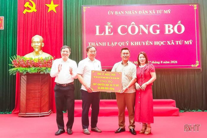 Đại diện các nhà tài trợ trao biểu trưng ủng hộ quỹ Khuyến học xã Tứ Mỹ