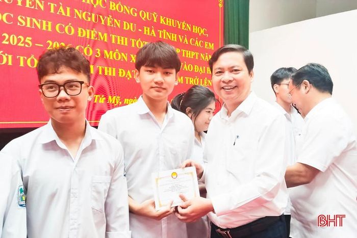 Trao học bổng cho học sinh đạt điểm cao trong Kỳ thi tốt nghiệp THPT năm học 2025- 2026.