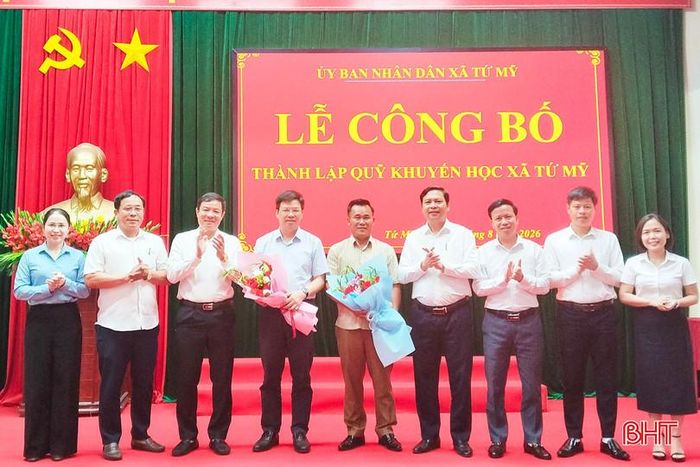 Lãnh đạo xã tặng hoa chúc mừng Ban Sáng lập Quỹ Khuyến học xã Tứ Mỹ